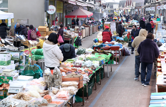 A traditional market in Chuncheon, Gangwon in January 2022. [YONHAP]