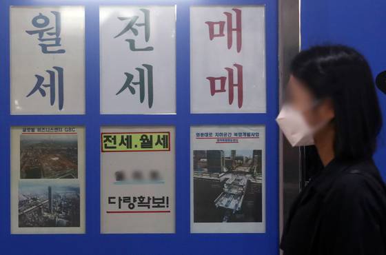 (서울=뉴스1) 송원영 기자 = 17일 서울 도심의 한 부동산에 '월세' 상담을 알리는 문구가 붙어 있다.   올해 상반기 서울 아파트 임대차시장에서 월세 거래가 역대 최다 수준으로 나타났다.  이날 서울부동산정보광장에 따르면 올해 1~6월 서울 아파트 월세 거래량은 이날까지 4만2087건으로 집계됐다.   관련 통계를 집계한 2011년 이후 상반기 기준 가장 많은 수준이며, 4만건 이상을 기록한 것도 올해가 처음이다. 2022.7.17/뉴스1