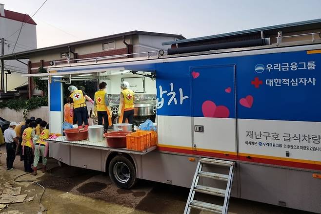 우리금융그룹이 태풍 힌남노 피해지역인 경북 포항시 소재 복지회관에 긴급구호세트와 급식차량을 지원하고 있다. *재판매 및 DB 금지