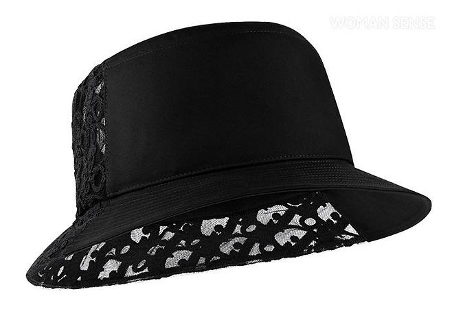 박지영이 최근 구입한 레이스 디테일 디올 버킷 해트.