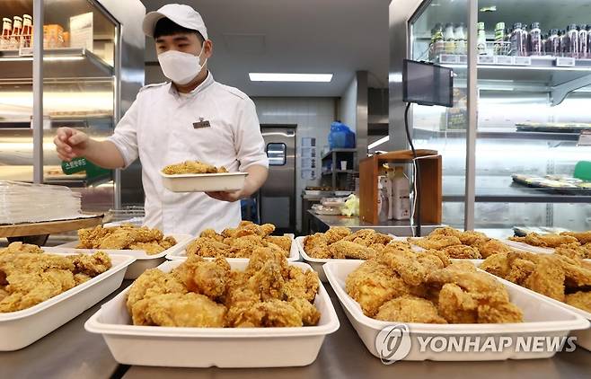 고물가 속 대형마트 '초저가 상품' 인기 고물가 속에 대형마트의 '초저가 상품' 판매 경쟁이 계속되는 8월 29일 서울 송파구 롯데마트 제타플렉스점에서 직원이 초저가 치킨을 진열하고 있는 모습. [연합뉴스 자료사진]