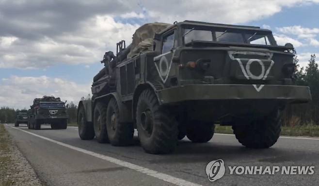 9일(현지시간) 하르키우 지역으로 이동하는 러시아 군용차량 [러시아 국방부 제공/EPA 연합뉴스 자료사진. 재판매 및 DB 금지]