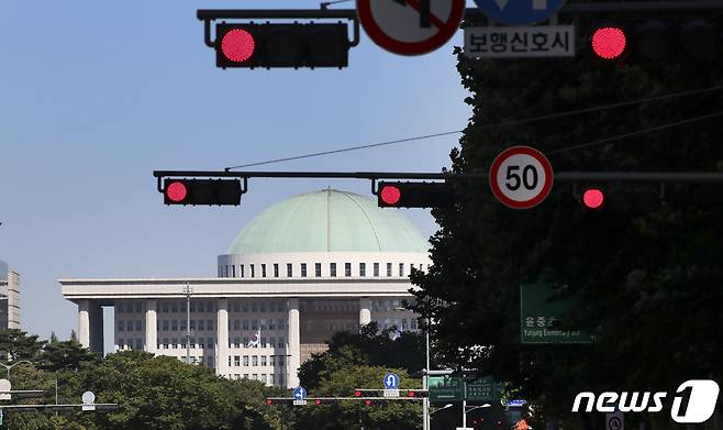 지난 2일 서울 여의도 국회의사당 앞 교통 신호등이 일제히 빨간불을 가리키고 있다. (공동취재) 2022.9.2/뉴스1 ⓒ News1 이재명 기자