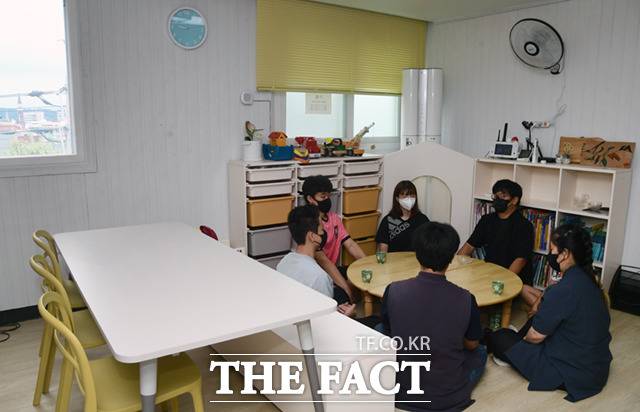 교사들과 아이들이 오전 수업에 앞서 명상하며 하루를 시작하는 '아침열기'를 하고 있다.