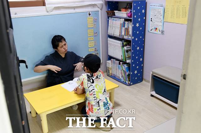 유현주 교사가 초등과정 승현 군의 한국사 수업을 하고 있다.