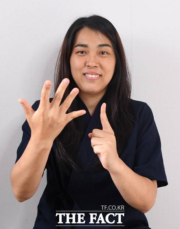 소보사 대안학교 교사 노지원 씨는 자신을 표현하는 수어로 '민들레'를 선택했다."저는 농인이고, 한국 사회에서 어려움이 많고 잘 모르는 것이 많아요. 그럼에도 우리가 가장 지키고 싶은 것은 수어입니다. 저를 통해서 수어를 지키고자 하는 마음이 민들레 홀씨처럼 잘 퍼져나갔으면 해요. 또한 농인 부모로서 코다를 키워가는 과정을 통해 다른 농인들에게도 수어로 내 자녀와 이렇게 대화하며 키울 수 있구나 하는 영향력을 키우고 싶어요"