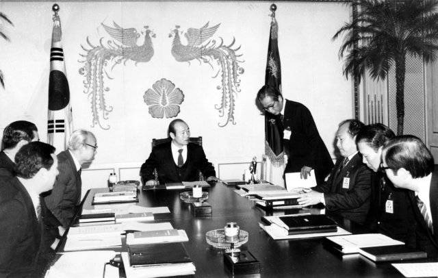 전두환 대통령이 1982년 1월 청와대에서 김준성 부총리 겸 경제기획원 장관으로부터 새해 업무보고를 받고 있다. 사진 동아일보DB