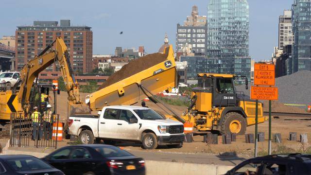 지난달 뉴욕시 이스트 리버 파크에서 강변 공원의 지대를 높이는 공사가 진행 중입니다. 김광영PD