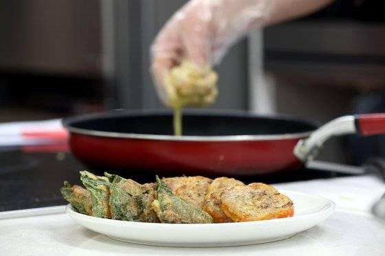 명절 음식을 만드는 모습. 뉴시스