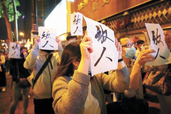 홍콩 이공대학 앞에서 시위대를 응원하는 시민들. 홍콩=연합뉴스