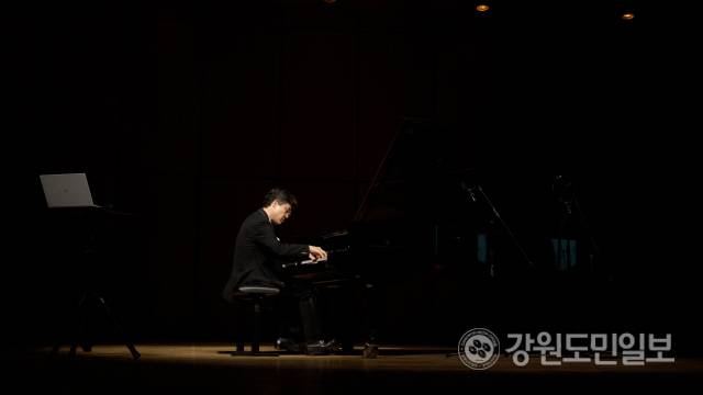 ▲ 강우성 피아니스트의 독주회가 최근 강원대 백령아트센터에서 ‘두 사람의 여정’을 주제로 열렸다.