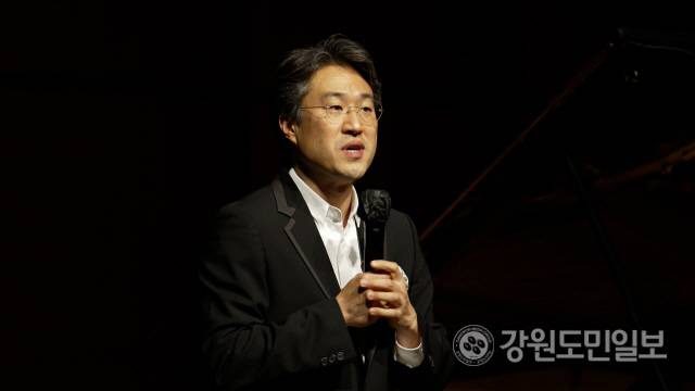 ▲ 강우성 피아니스트의 독주회가 최근 강원대 백령아트센터에서 ‘두 사람의 여정’을 주제로 열렸다.