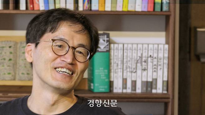 고병권 뒤 책장엔 최근 1권으로 묶어 출간한 <고병권의 자본 강의>와 격월간으로 낸 12권이 꽂혀 있다. 김종목 기자