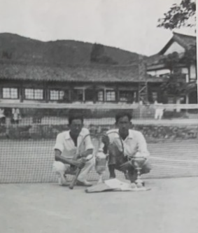 1920년대 추정 황해도 안악 안신학교 교정. 황해도 지역 정구대회 우승 후 찍은 기념사진이다. 김구 최준례 부부가 망명 전 교사로 있던 학교다.
