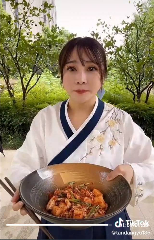 한복을 입고 김치를 만드는 영상을 올린 중국인 인플루언서. [틱톡 캡쳐]