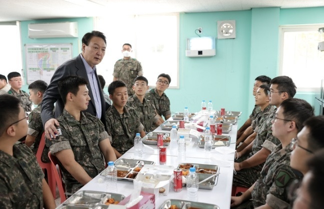 윤석열 대통령이 추석인 10일 수도방위사령부 예하 방공중대를 방문해 장병들과 오찬을 하며 격려하고 있다. 대통령실 제공