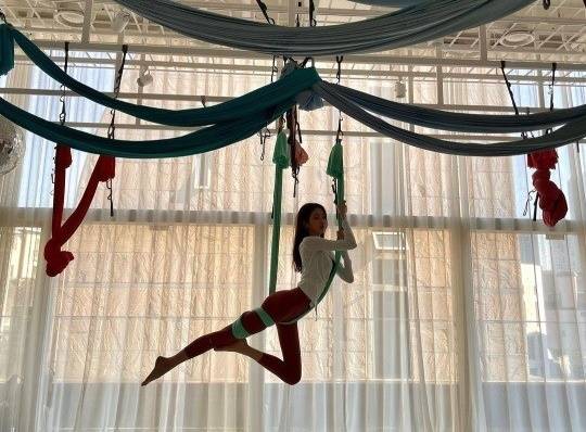 장원영이 플라잉 요가를 하고 있다. 사진l장원영 SNS 캡처