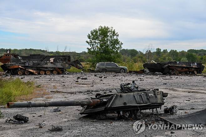 파괴된 러시아군 전차 (바라클리아 AFP=연합뉴스) 우크라이나가 10일(현지시간) 동북부 쿠피안스크를 수복했다. 전날 수복한 바라클리아 지역에 파괴된 러시아군 전차 잔해가 흩어져 있다. 2022.9.10 photo@yna.co.kr