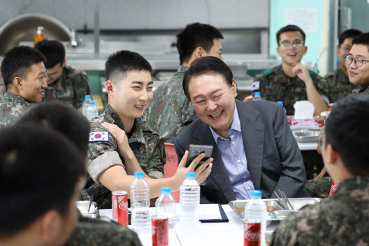 윤석열 대통령이 추석인 10일 수도방위사령부 예하 방공중대를 방문, 장병들과 오찬을 하던 중 한 장병의 부모님과 영상통화를 하고 있다.(사진=대통령실)