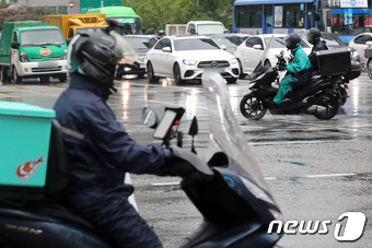 서울 강남역 인근에서 배달 노동자가 도로를 주행하고 있다. (뉴스1DB) ⓒ News1 황기선 기자