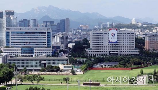 윤석열 대통령 취임 100일을 하루 앞둔 16일 서울 용산구 대통령실 청사 모습. 윤 대통령은 권위주의 청산을 내세우며 국정 무대를 기존 청와대에서 용산으로 옮겼다. 대통령의 집무실이 용산으로 이전되면서 청와대는 국민들에게 완전 개방했다./김현민 기자 kimhyun81@