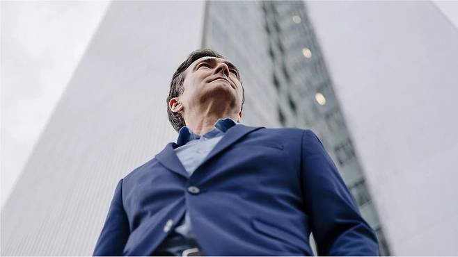 키가 큰 여성과 남성은 '리더'의 모습으로 인식되는 경향이 있다고 한다. 더 지배적이고, 똑똑하며, 건강하게 느껴진다는 것이다