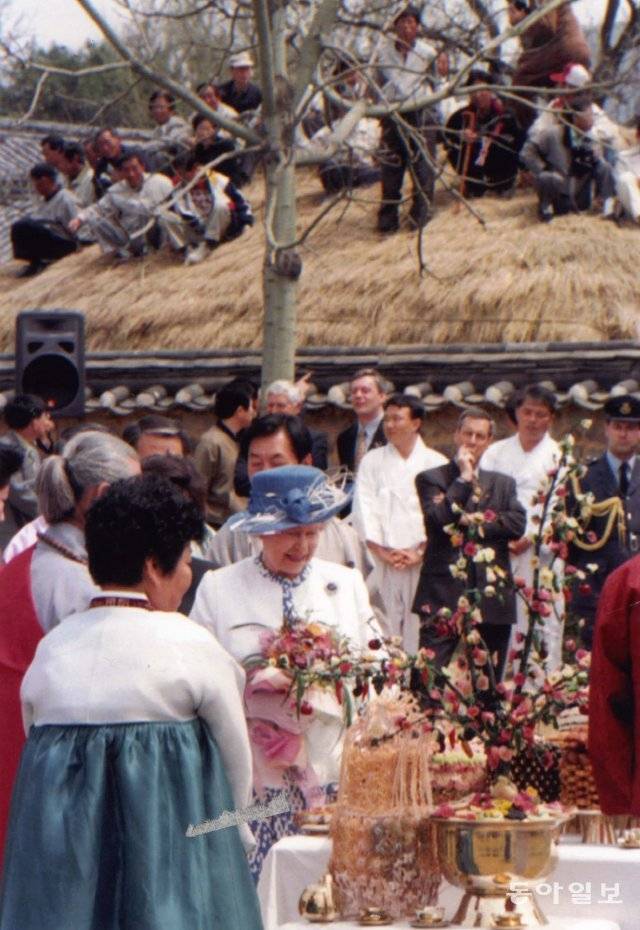 엘리자베스 2세 영국여왕이 안동 하회마을의 전통한옥  담연재 에서 안동소주 기능보유자인 인간문화재 조옥화씨가 차린 73회 생일상을 받고 있다. 1999년 4월 21일. 이종승 기자 urisesang@donga.com