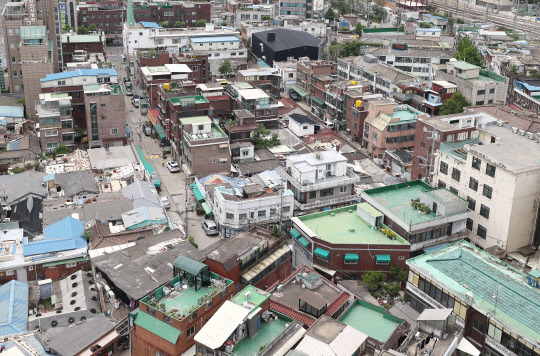 깡통 전세가 늘면서 전세보증금 반환 보증 사고 건수와 금액이 급증하고 있다. 사진은 서울 시내 한 빌라촌. <사진=연합뉴스>