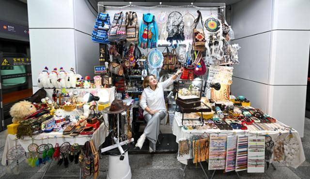 서울의 한 지하철 역사에 위치한 자신의 매장에서 잘 팔리는 가방들을 소개하고 있다. 최주연 기자