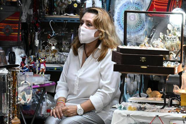 1일 페루 전통 기념품 가게에서 해미씨가 손님을 기다리며 앉아있다.