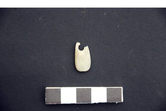 서울 암사동 유적에서 출토된 옥으로 만든 장신구. 서울 암사동 유적 제공