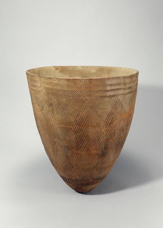 서울 암사동 유적에서 출토된 빗살무늬 토기. 경희대학교 소장품