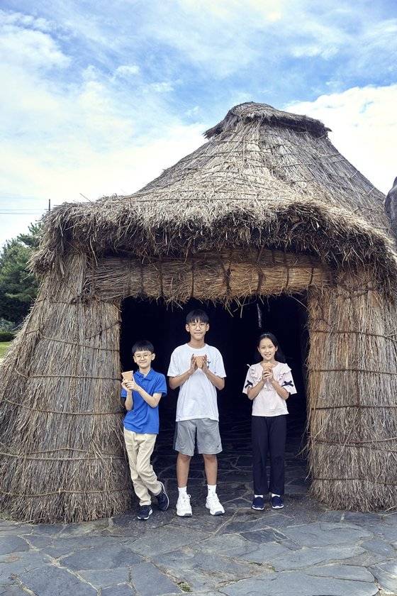 소중 학생기자단이 빗살무늬 토기 모형 복원 체험 후 수천 년의 시간을 거슬러 신석기 시대 사람들의 생활과 만난다는 의미를 담은 설치 작품인 '시간의 길' 앞에 섰다.