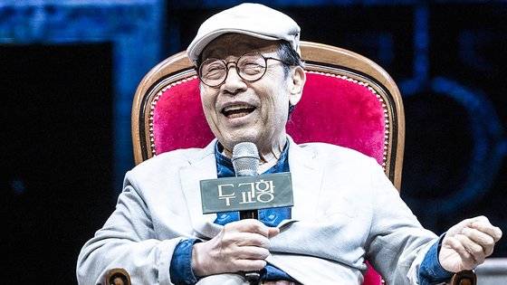 배우 신구가 8일 서초구 한전아트센타 연극 '두 교황' 라운드 인터뷰에서 최근 공연계에서 그를 비롯한 '방탄노년단' 활약이 뜨겁다는 질문에 껄껄 웃고 있다. 권혁재 사진전문기자