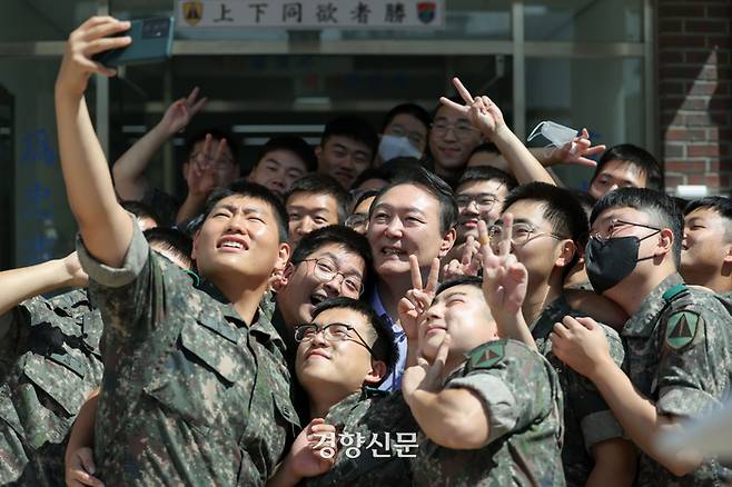 윤석열 대통령이 추석인 지난 10일 수도방위사령부 방공중대를 방문해 장병들과 오찬을 함께하며 격려하고 있다. 대통령실제공