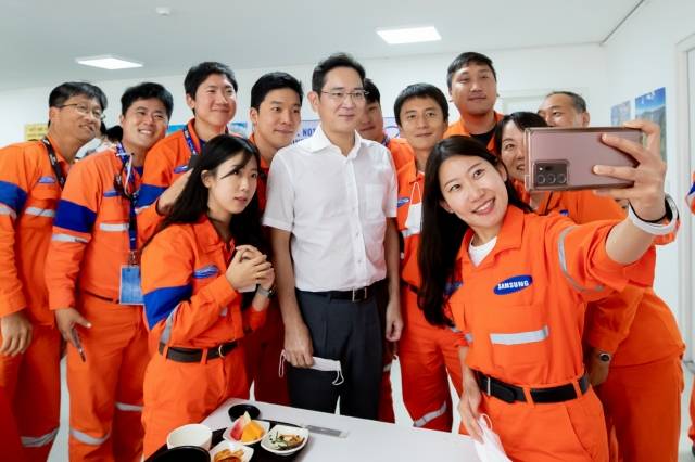 이재용 부회장이 10일(현지 시각) 삼성엔지니어링 도스보카스 정유공장 건설 현장을 찾아 직원들과 기념촬영을 하고 있다. 삼성전자 제공