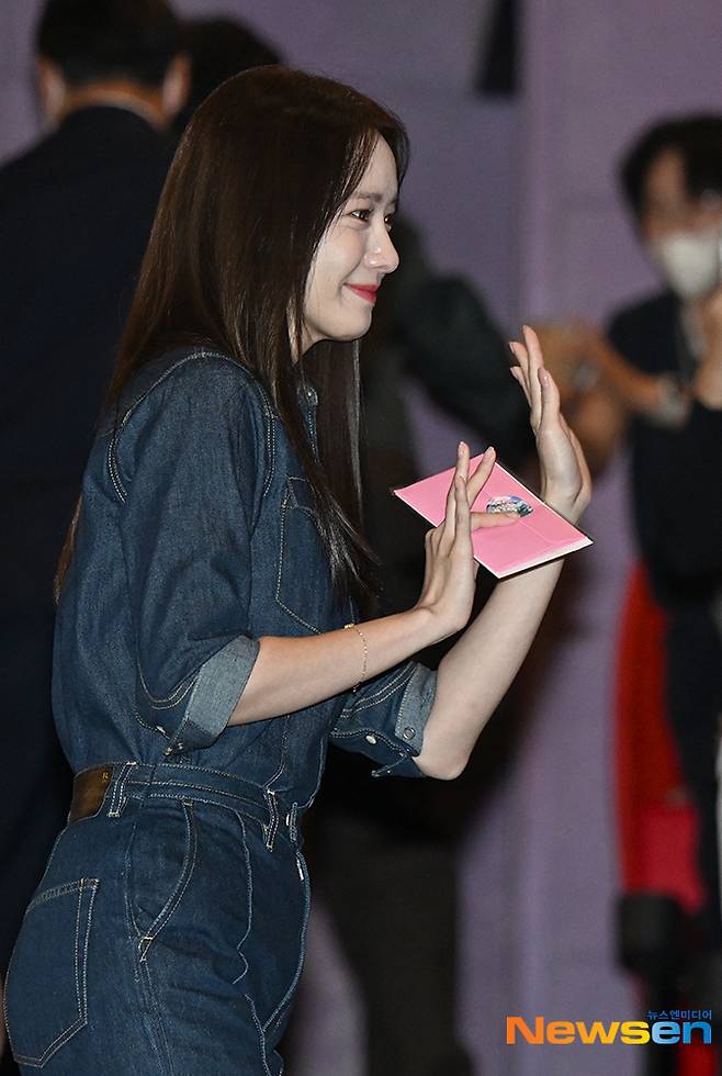 Actor Lim Yuna accepts a letter and smiles after delivering a gift at Audiences seat while attending the stage greeting of the movie Confidential Assignment 2: International held at CGV Wangsimni in Seongdong-gu, Seoul on the afternoon of September 12.