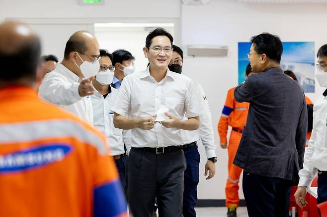 [서울=뉴시스] 정병혁 기자 = 이재용 삼성전자 부회장이 10일(현지 시각) 삼성엔지니어링 도스보카스 정유공장 건설현장을 찾아 내부를 둘러보고 있다.(사진=삼성전자 제공) 2022.09.12. photo@newsis.com *재판매 및 DB 금지