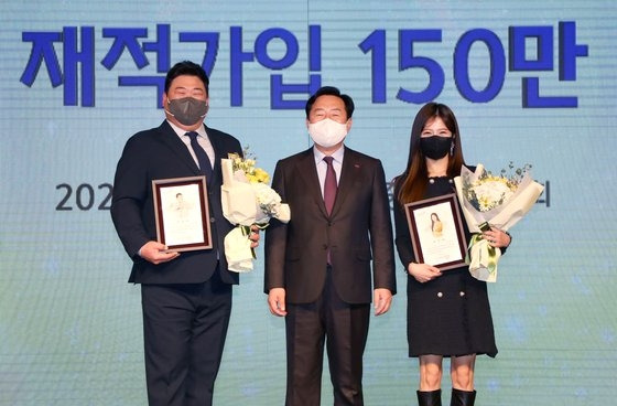 김기문(가운데) 중소기업중앙회장과 노란우산 홍보대사 개그맨 김준현(왼쪽)·가수 양지은. 사진 제공=중앙회