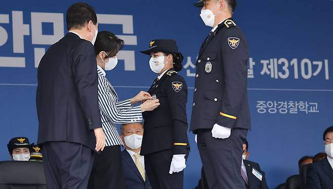 8월19일 중앙경찰학교 졸업식에 참석해 흉장을 수여하는 김건희 여사(왼쪽 두 번째). ⓒ연합뉴스