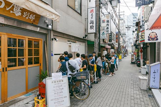 현지인들도 모에요멘스케의 라멘을 맛보기 위해 줄을 선다.