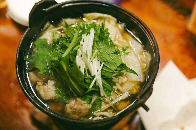 시원한 국물과 고소한 닭고기 완자, 달큰한 배추 등이 어우러진 토리하치의 나베 요리
