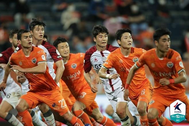 강원FC와 FC서울의 경기 장면. [한국프로축구연맹 제공. 재판매 및 DB 금지]