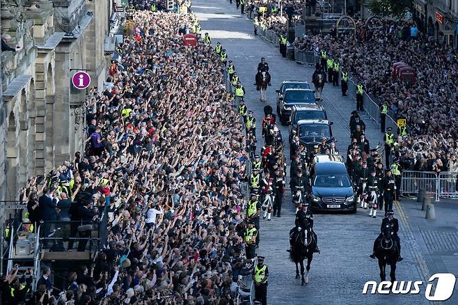 12일(현지시간) 시민들이 영국 자일스 대성당으로 향하는 엘리자베스 여왕의 운구 행렬을 바라보고 있다. ⓒ AFP=뉴스1 ⓒ News1 이성철 기자