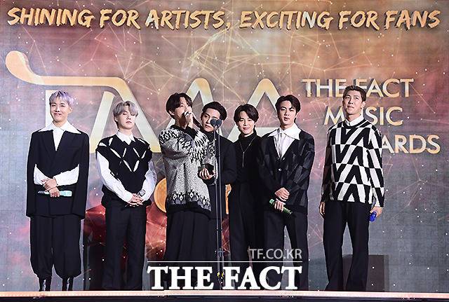 방탄소년단은 '2021 더팩트 뮤직 어워즈'에서 대상을 포함해 올해의 아티스트, 리스너스초이스 등 총 5관왕에 올랐다. 사진은 올해의 아티스트를 수상하는 모습. /더팩트 DB