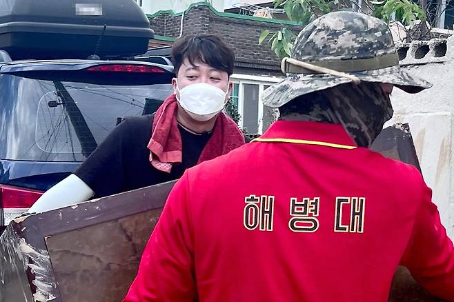 이준석 전 국민의힘 대표가 제11호 태풍 힌남노 피해지역인 경북 포항시 남구 대송면에서 해병대원들과 함께 침수 가재도구를 치우고 있다. 뉴스1