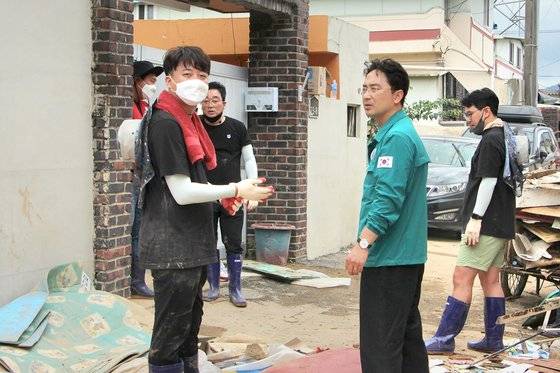 11일 태풍 힌남노 피해 지역인 포항시 남구 대송면 주택가에서 복구작업을 하고 있는 이준석 전 국민의힘 대표와 김병욱 국민의힘 의원(민방위복 착용). 사진 페이스북 캡처