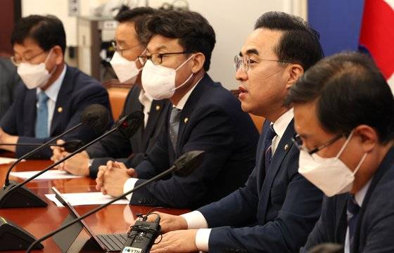 더불어민주당 박홍근 원내대표가 13일 국회에서 열린 원내대책회의에서 발언하고 있다. 그 "국민 10명 중 6명 이상이 김 여사 특검에 찬성하고 있다"며 "특검은 윤석열정권의 도덕성 회복과 국정 정상화의 출발점이다. 여당도 민심을 거스르지 말고, 특검을 당장 수용하기 바란다"고 말했다. 김경록 기자