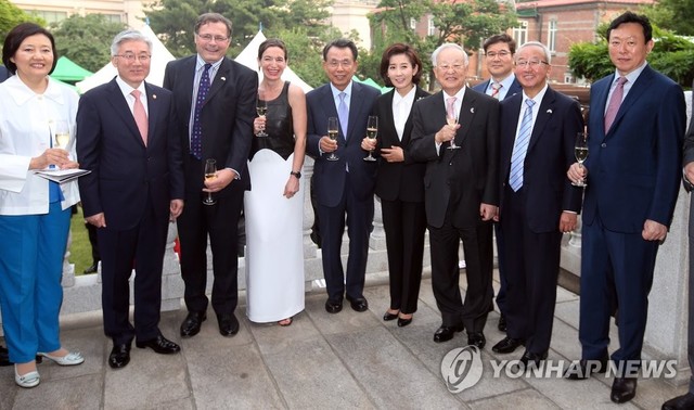 ▲ 서울 중구 주한 영국대사관저에서 열린 엘리자베스 2세 영국 여왕의 90세 생일 축하 리셉션에서 찰스 헤이 주한 영국대사(왼쪽 세번째)와 나경원 국회 외교통일위원장, 박영선 더불어민주당 의원, 손경식 CJ그룹 회장, 신동빈 롯데그룹 회장 등 참석자들이 기념촬영을 하고 있다. 2016.5.26 연합뉴스