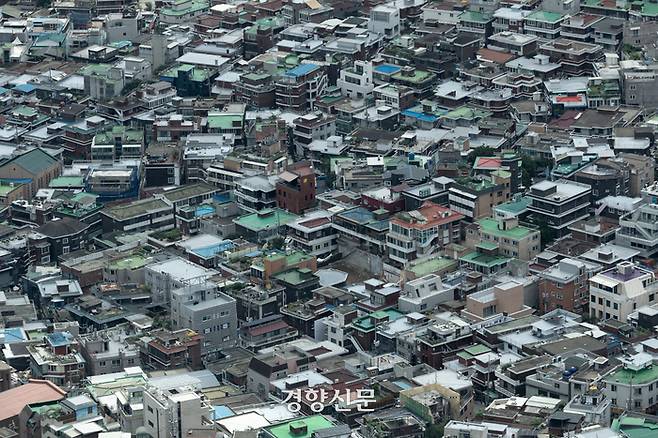 서울 중구 남산서울타워에서 바라본 서울 도심의 주택 모습. 문재원 기자